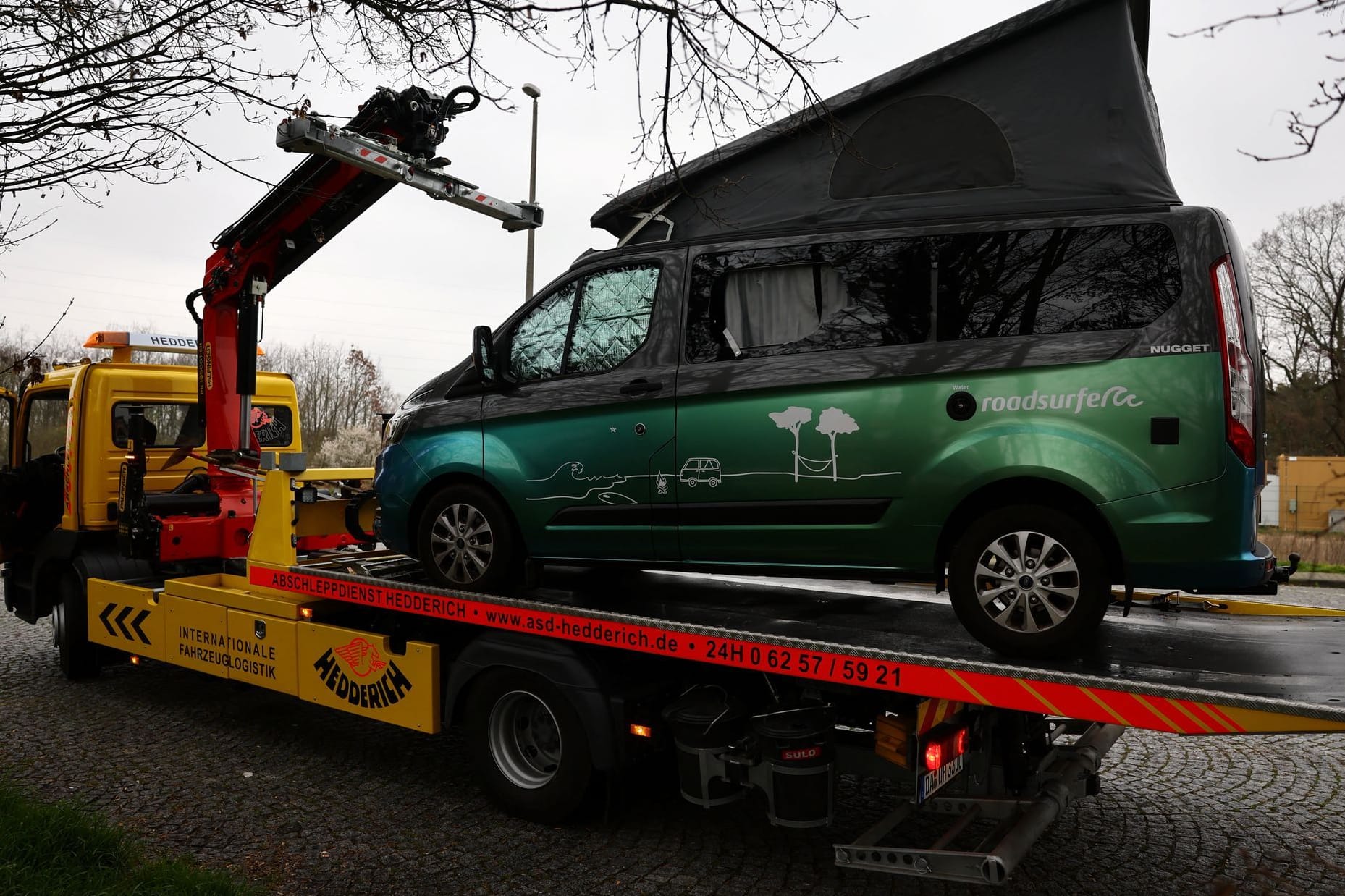 Spezialeinsatzkräfte tragen zwei Flaschen weg: An der Autobahnraststätte Alsbach-Haehnlein nahe Darmstadt wurde nach flüchtigen Ex-RAF-Terroristen gesucht.