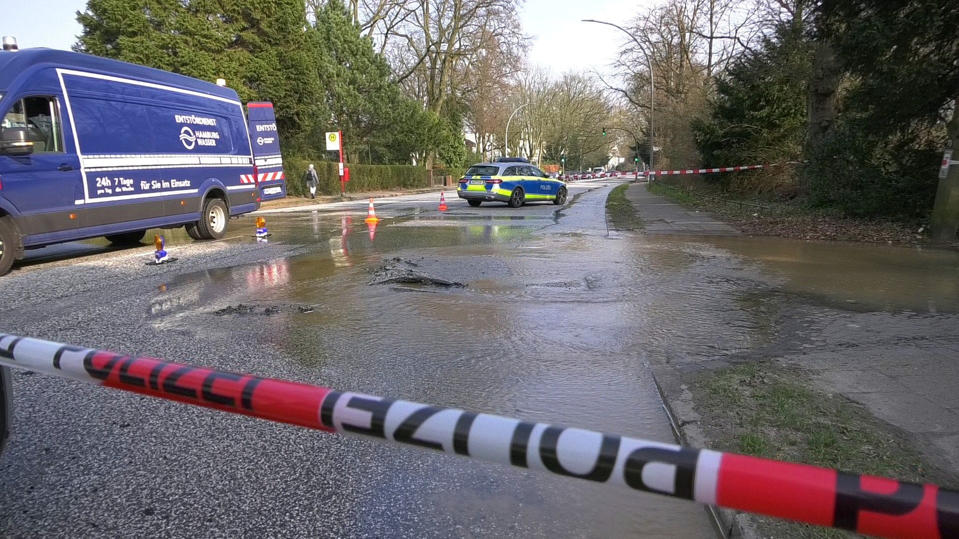Wasserrohrbruch auf der Elbchaussee: Am Vormittag musste ein Abschnitt der Straße gesperrt werden.
