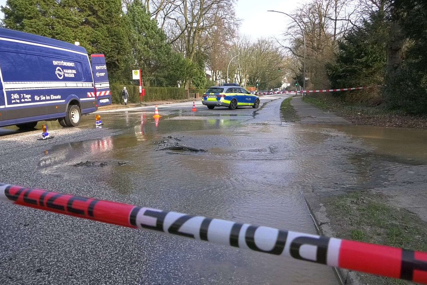 Wasserrohrbruch auf der Elbchaussee: Am Vormittag musste ein Abschnitt der Straße gesperrt werden.