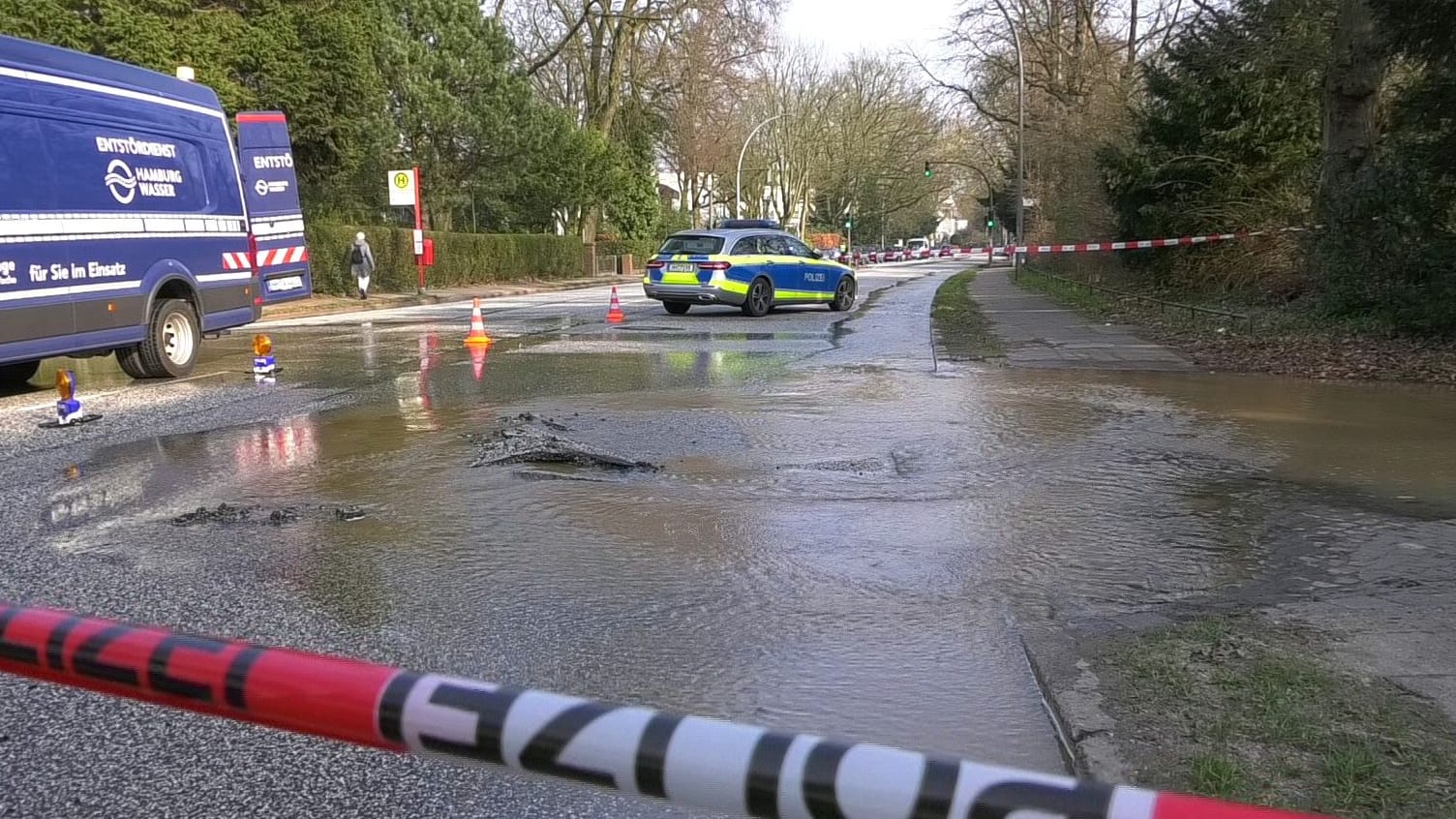 Wasserrohrbruch auf der Elbchaussee: Am Vormittag musste ein Abschnitt der Straße gesperrt werden. Wasserrohrbruch auf der Elbchaussee: Am Vormittag musste ein Abschnitt der Straße gesperrt werden.