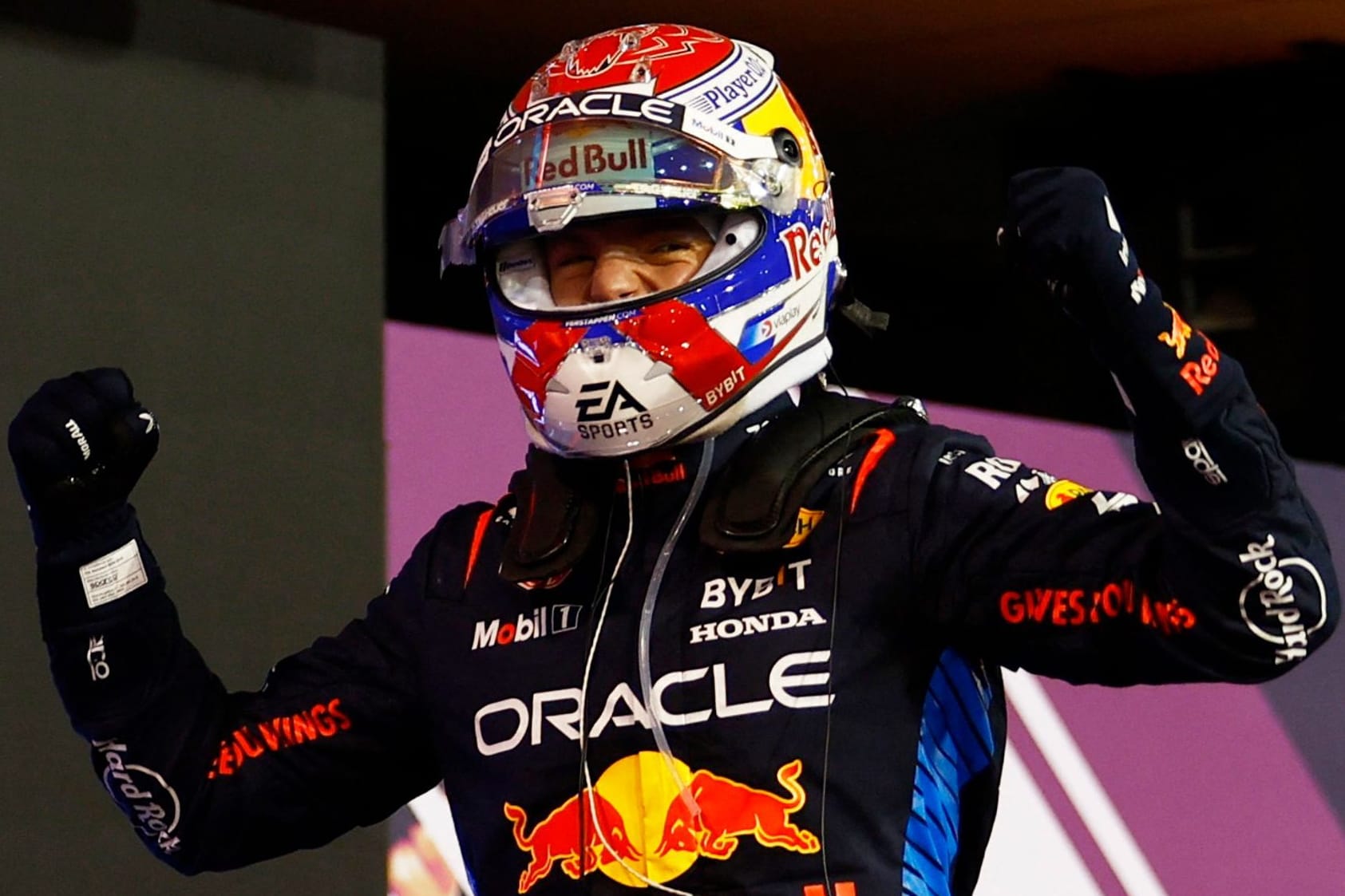 Macht da weiter, wo er 2023 aufgehört hat: Max Verstappen feiert seinen Sieg in Bahrain.