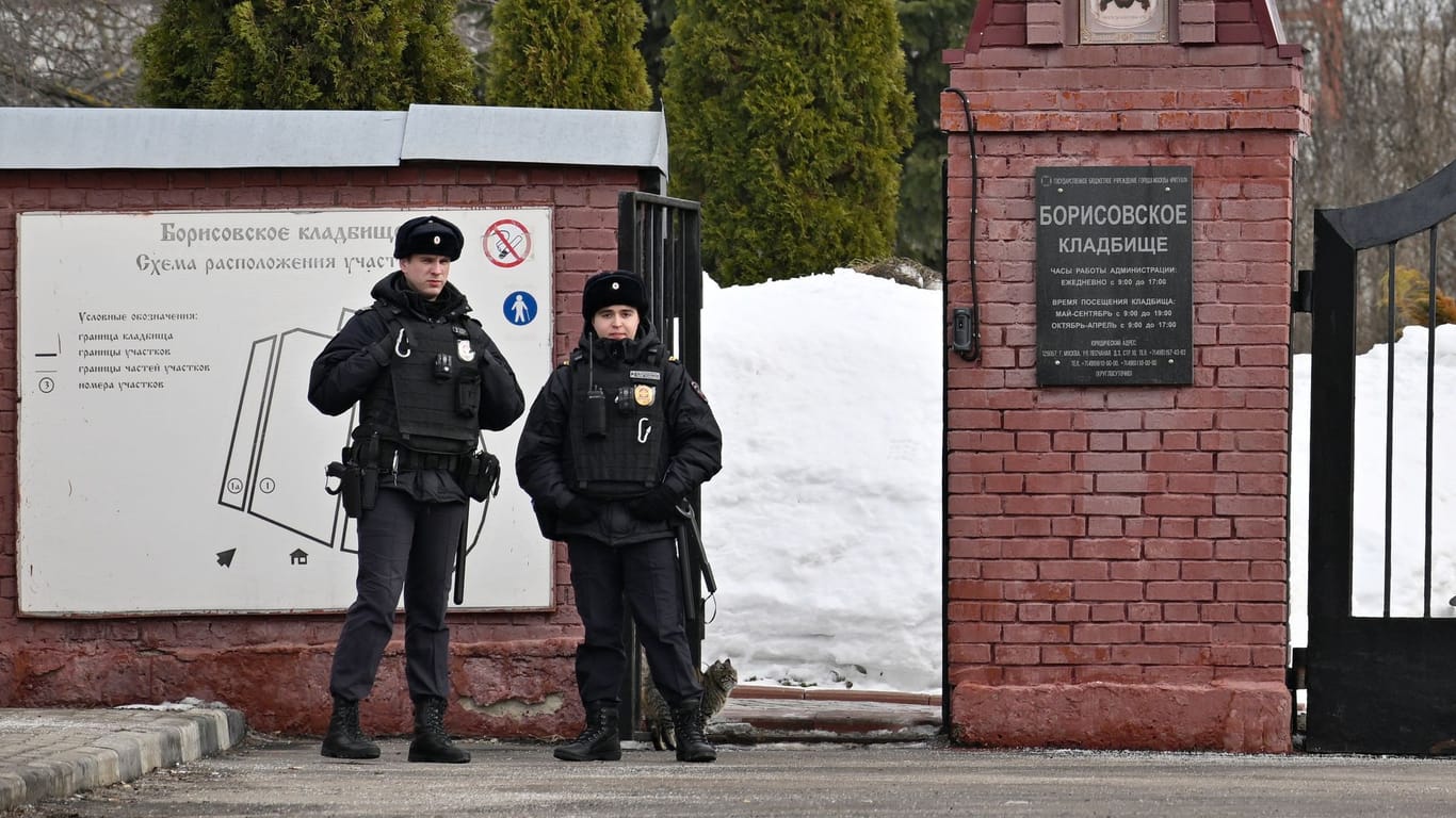Polizisten stehen Wache auf dem Borissowskoje-Friedhof: Dort soll der russische Oppositionsführer beerdigt werden.