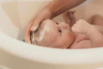 Ein Baby liegt in einer Badewanne (Symbolbild): Eine Mutter plante, sich und ihrem Sohn das Leben zu nehmen. Sie überlebte, er ertrank.
