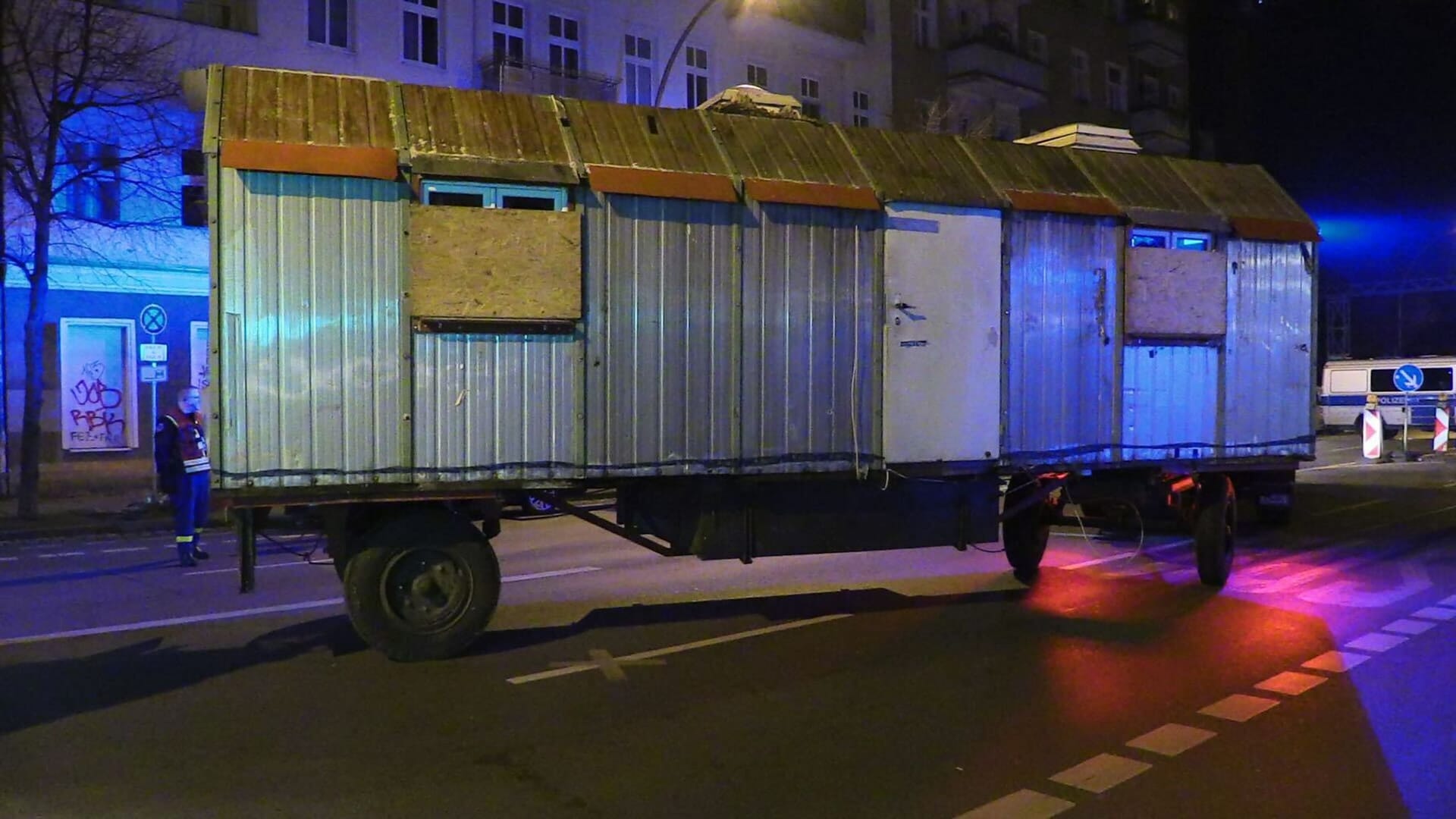 Polizei durchsucht Bauwagengelände Polizei durchsucht Bauwagengelände