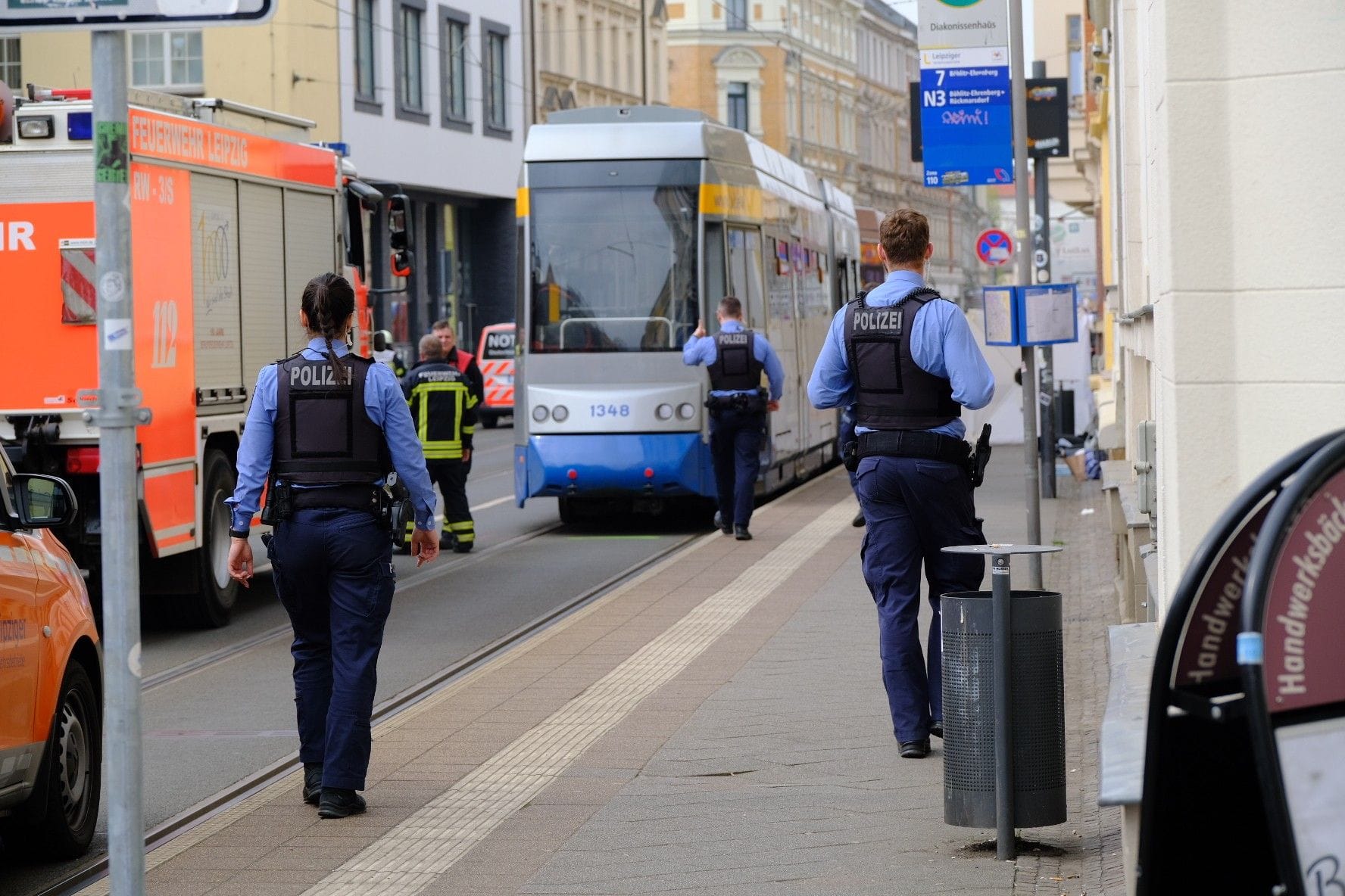 Einsatzkräfte am Unfallort: Ein Kind wurde in Leipzig von einer Straßenbahn getötet.