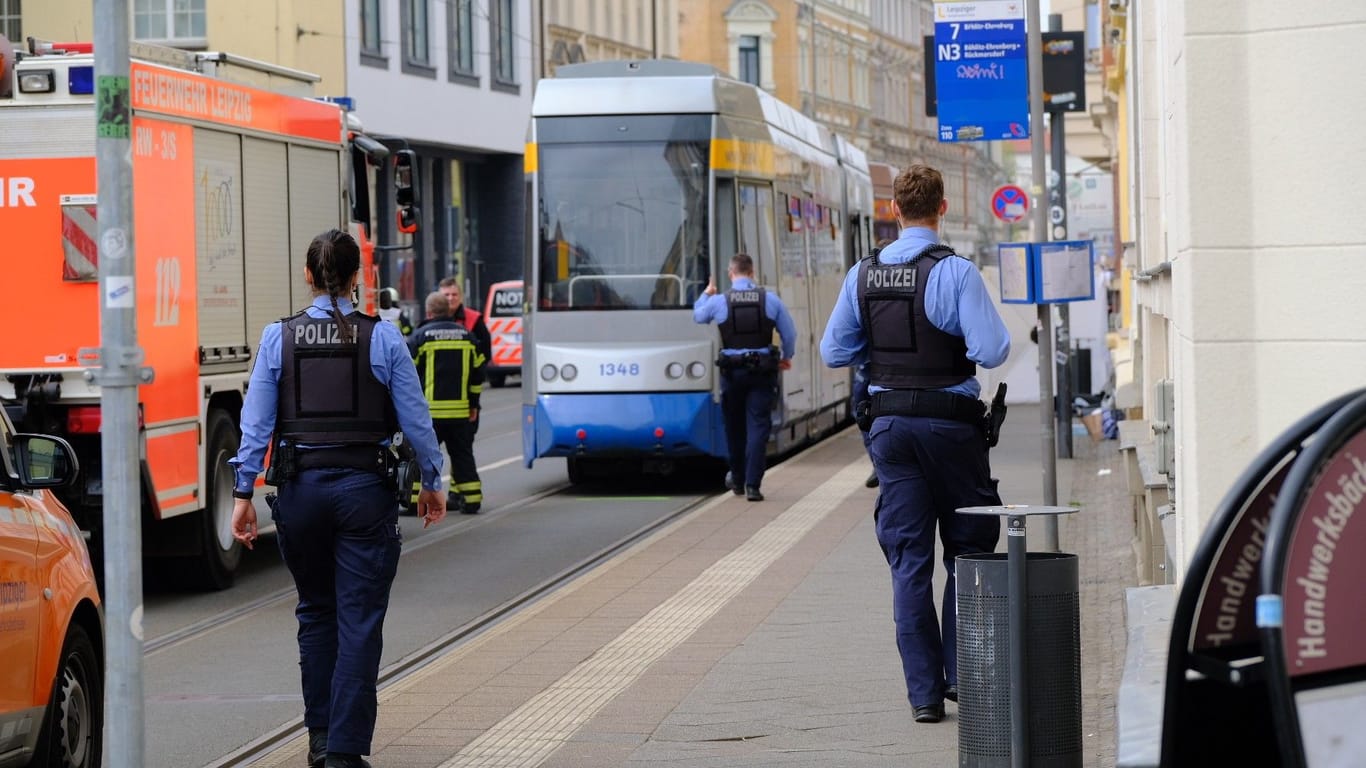 Einsatzkräfte am Unfallort: Ein Kind wurde in Leipzig von einer Straßenbahn getötet.