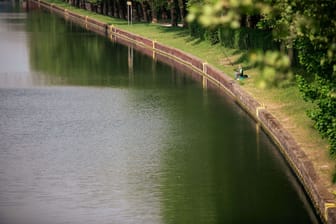 Ein Angler sitzt in der Sonne am Rhein-Herne-Kanal.