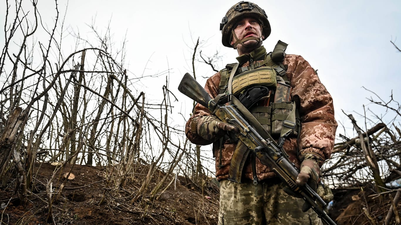 Ein ukrainischer Soldat im Osten des Land (Archivbild): Während die westliche Unterstützung bröckelt, gerät die Ukraine in diesem Kriegswinter immer mehr unter Druck.