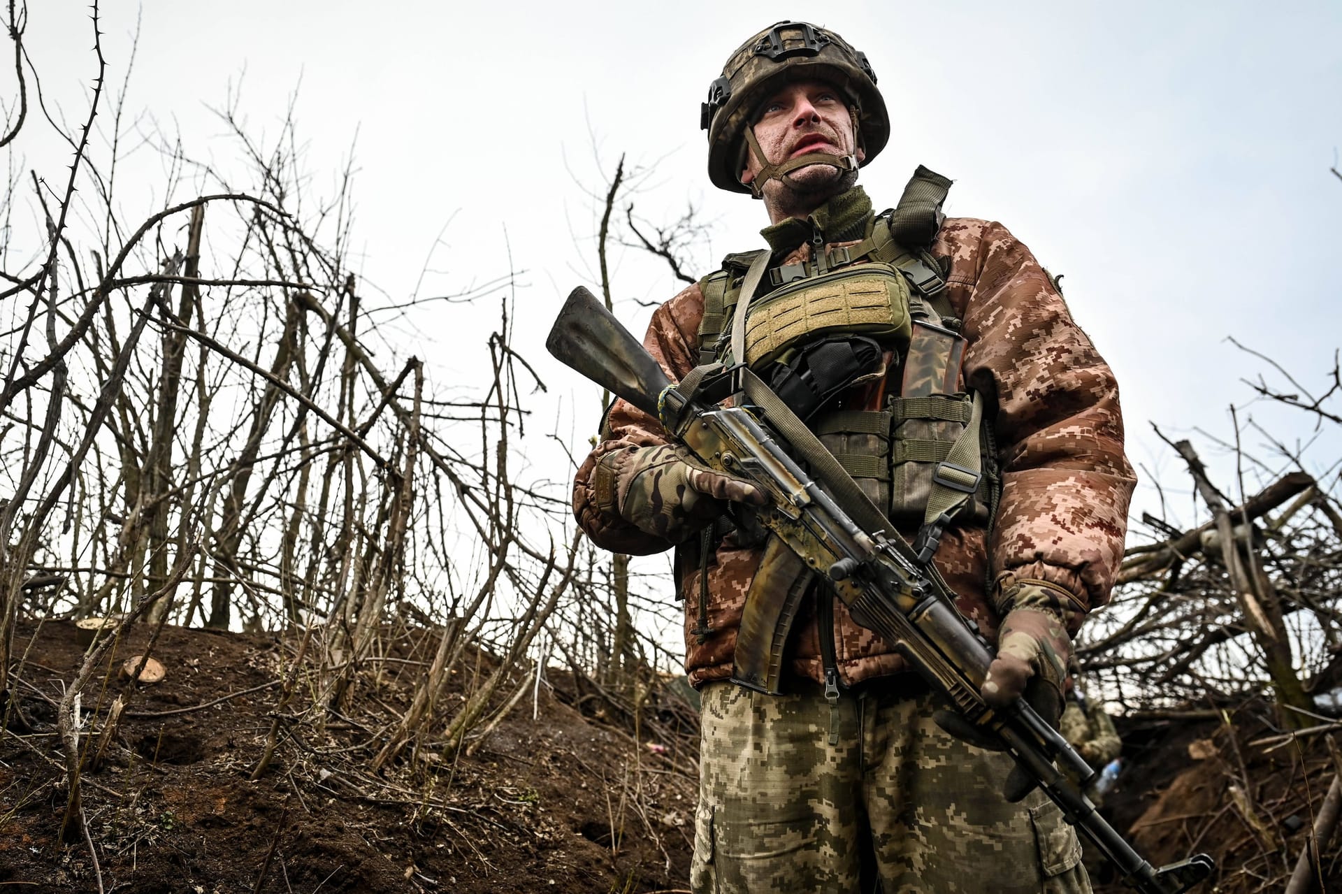 Ein ukrainischer Soldat im Osten des Land (Archivbild): Während die westliche Unterstützung bröckelt, gerät die Ukraine in diesem Kriegswinter immer mehr unter Druck.