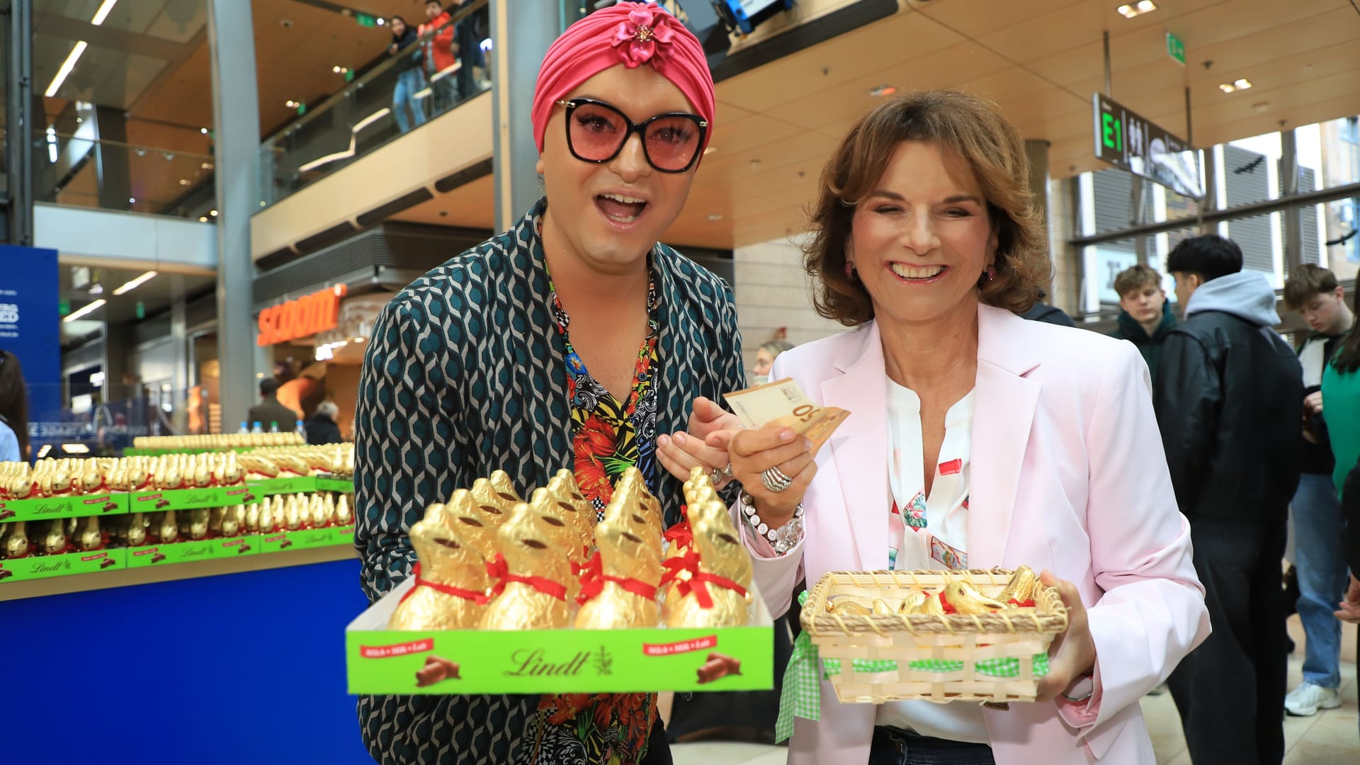 Julian F. M. Stoeckel (l.) hat in Hamburg Osterhasen gegen Spenden verteilt: Spontane Hilfe kam von Modeunternehmerin Claudia Obert. Julian F. M. Stoeckel (l.) hat in Hamburg Osterhasen gegen Spenden verteilt: Spontane Hilfe kam von Modeunternehmerin Claudia Obert.