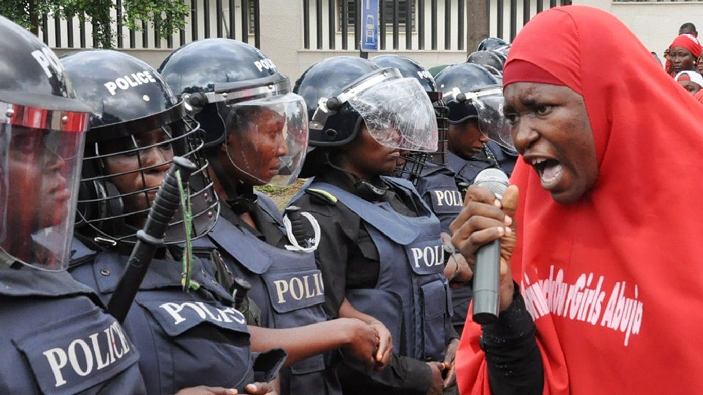 Konfrontation zwischen Demonstranten und Polizisten in der Hauptstadt Nigerias nach der Entführung der sogenannten "Chibok Girls" (Archivbild).