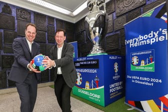 Oberbürgermeister Stephan Keller (links) und Stadtdirektor Burkhard Hintzsche freuen sich bereits auf die Europameisterschaft.