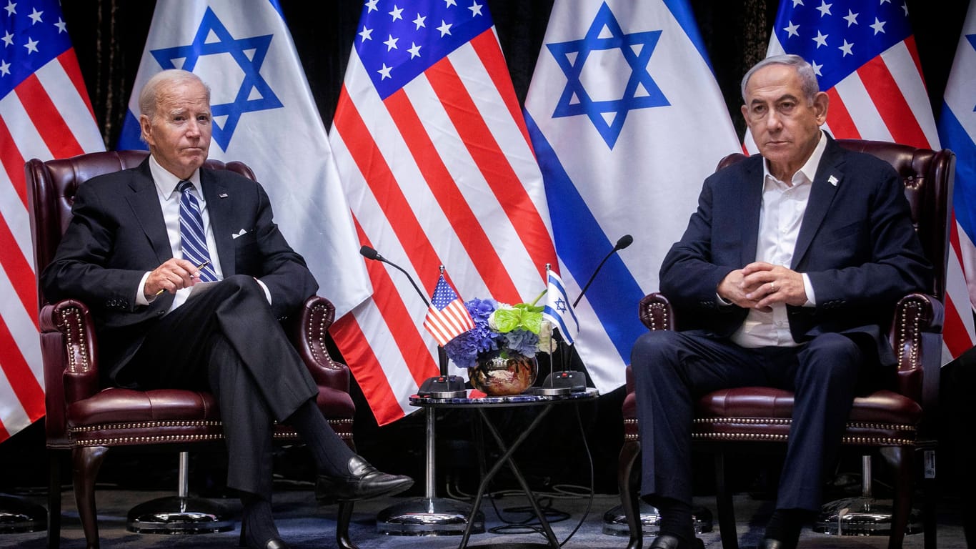 Treffen in Tel Aviv: US-Präsident Joe Biden besuchte Benjamin Netanjahu gleich nach dem Hamas-Angriff (Archivbild).