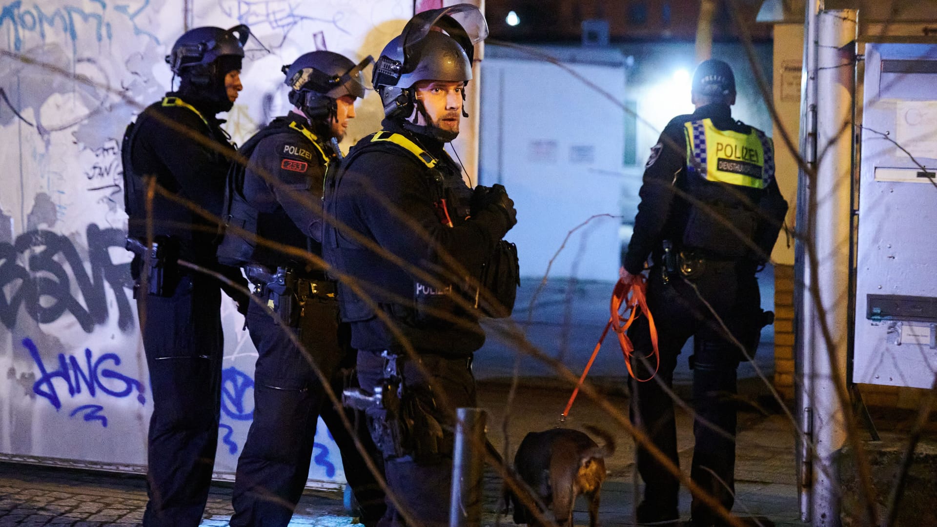 Einsatzkräfte der Polizei verschaffen sich Zugang zu einem Nebengebäude des Bauwagengeländes: Ermittler davon aus, dass sich Garweg auf dem durchsuchten Gelände aufgehalten hatte.