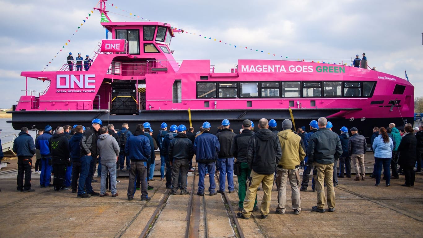 Die Zukunft des Hamburger Hafens ist pink: Die erste von drei neuen Fähren wurde am Mittwoch zu Wasser gelassen.