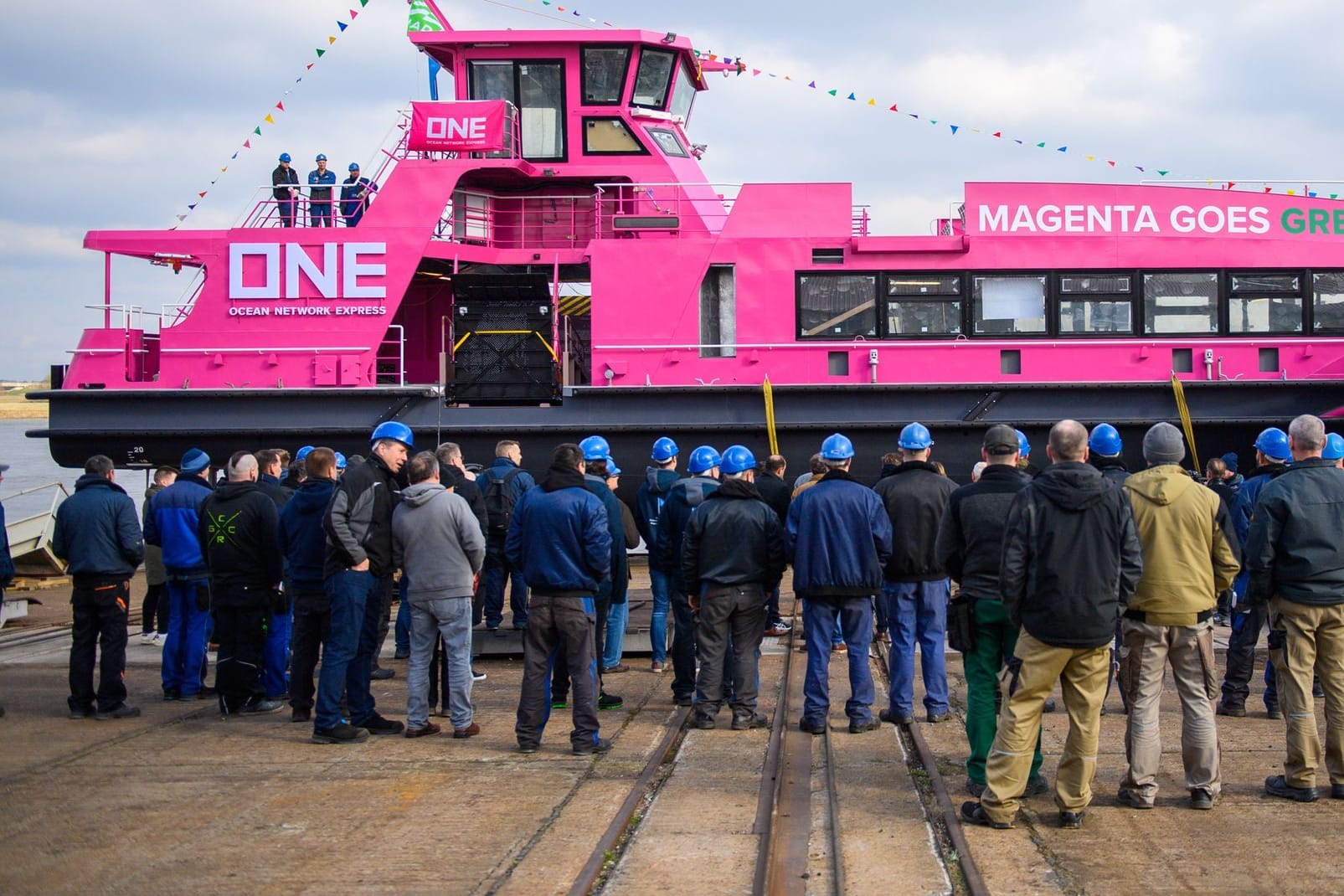 Die Zukunft des Hamburger Hafens ist pink: Die erste von drei neuen Fähren wurde am Mittwoch zu Wasser gelassen.