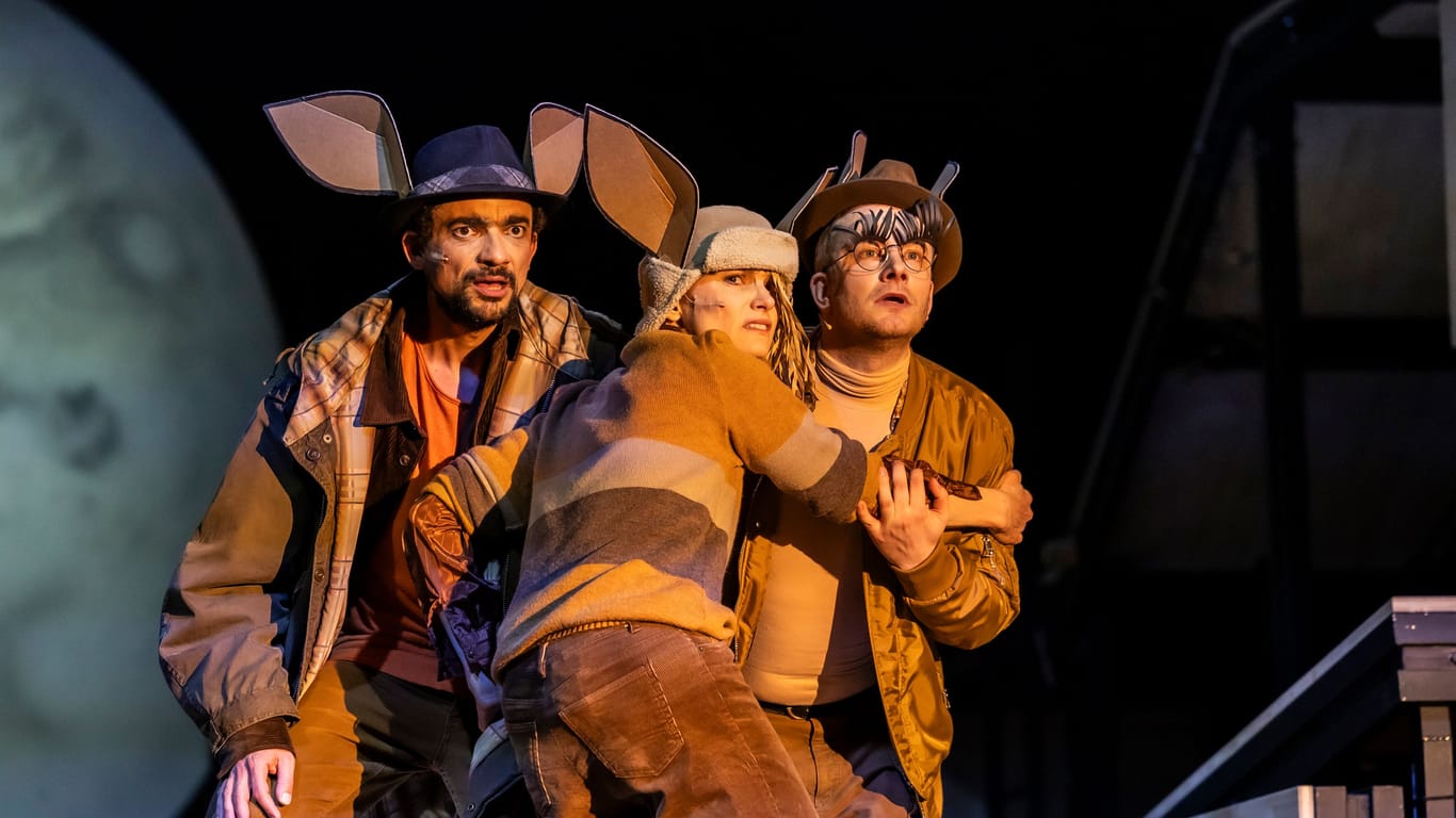 Bambis mit Pappohren: Klimaneutrales Theater spart Ressourcen, wo es kann, sieht mit Kreativität aber bestens aus.