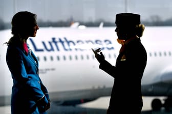 Zwei Flugbegleiterinnen vor einem Flugzeug der Lufthansa: Rund 100.000 Passagiere werden nach Einschätzung der Airline von dem Streik betroffen sein.