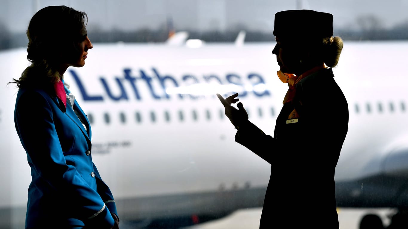 Zwei Flugbegleiterinnen vor einem Flugzeug der Lufthansa: Rund 100.000 Passagiere werden nach Einschätzung der Airline von dem Streik betroffen sein.