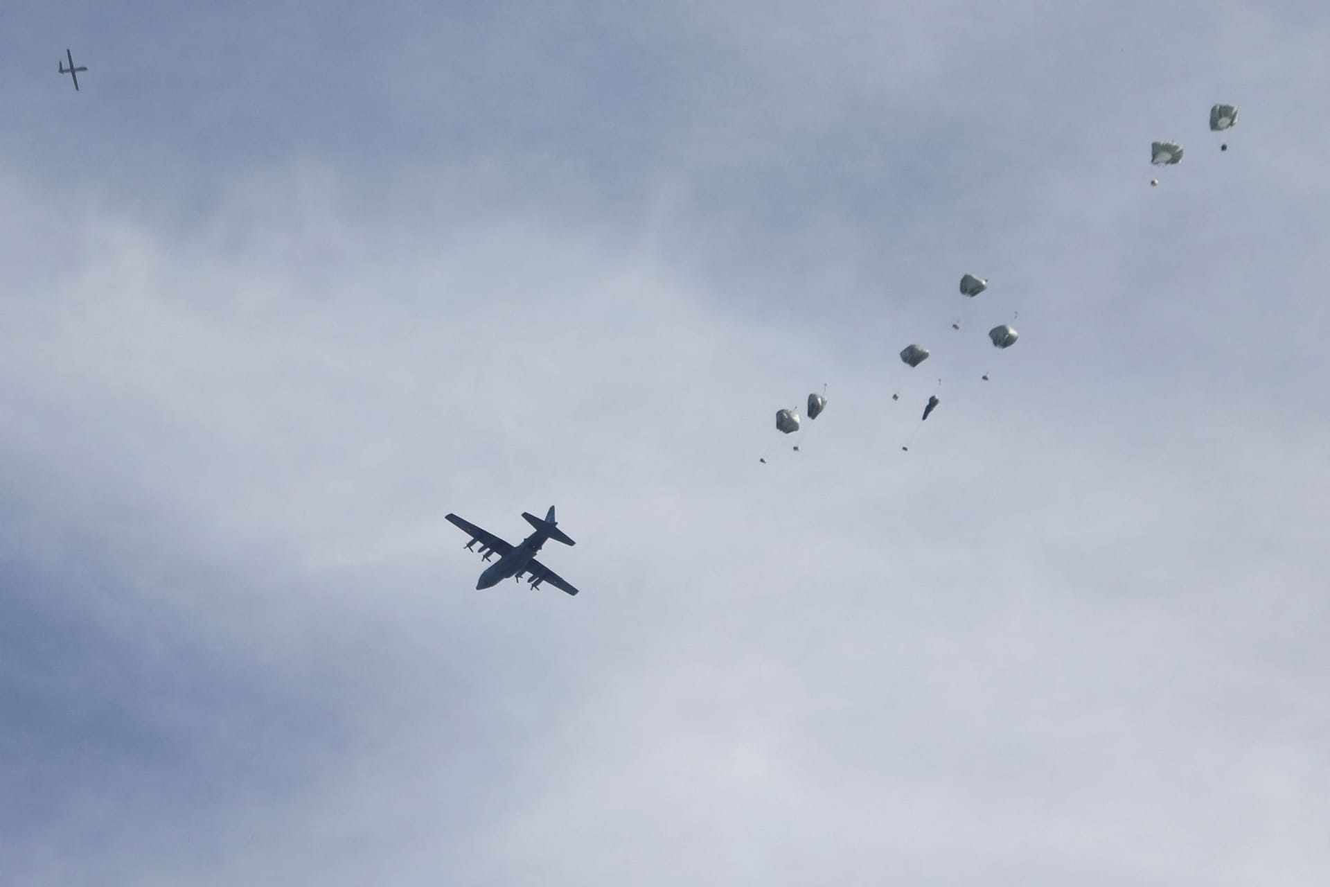 ISRAEL-PALESTINIANS/GAZA-AIRDROP