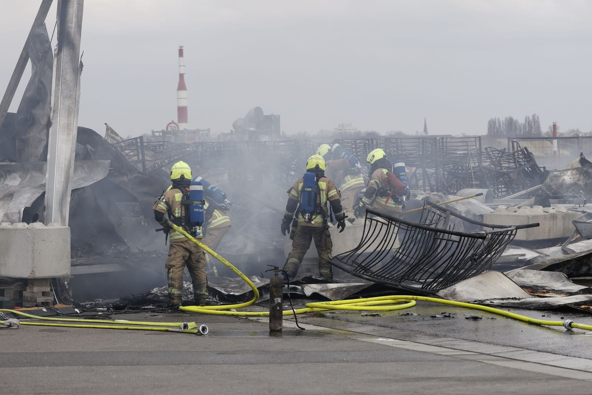 Brand bei Flüchtlingsunterkunft am Flughafen Tegel