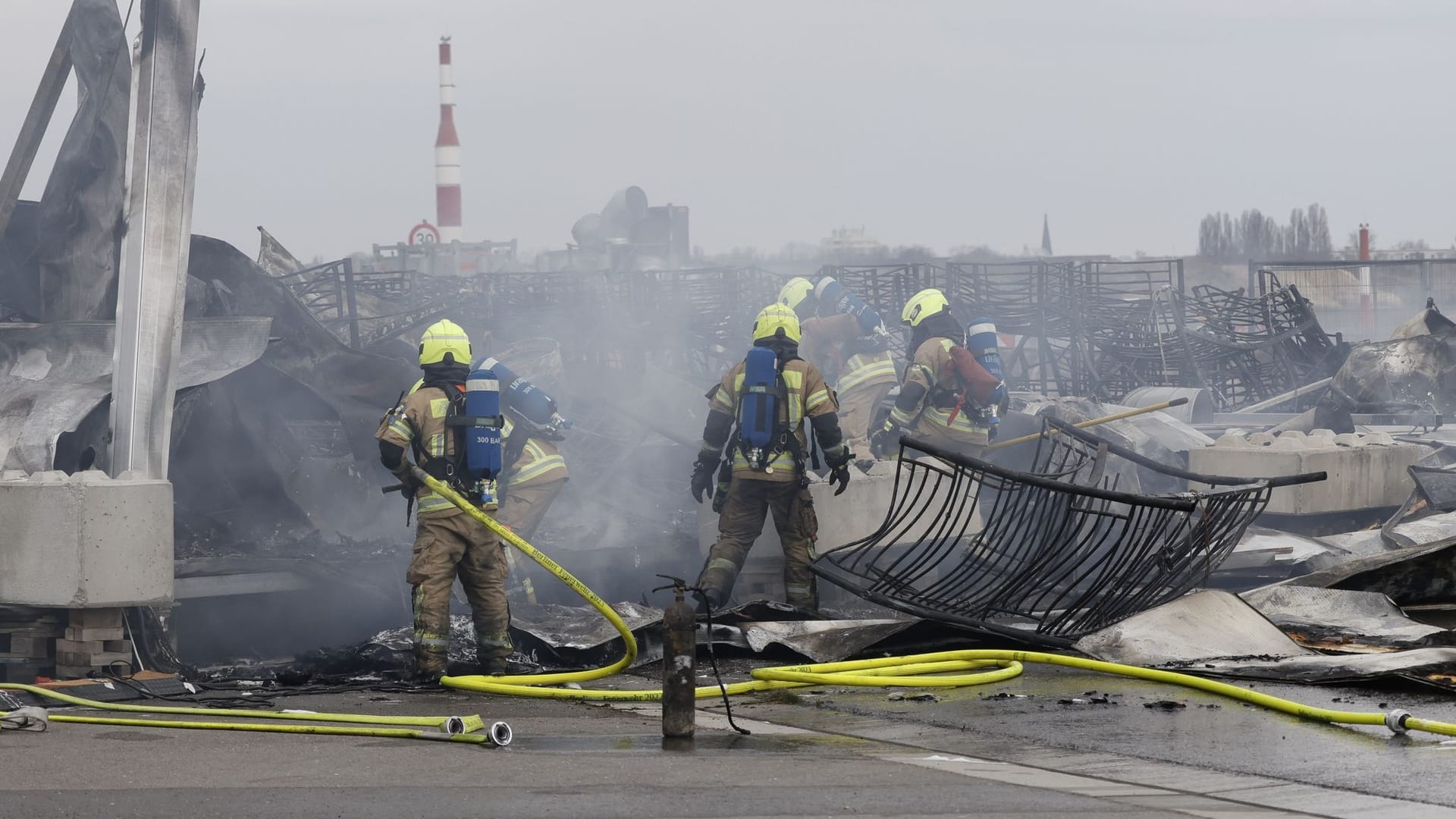 Brand bei Flüchtlingsunterkunft am Flughafen Tegel