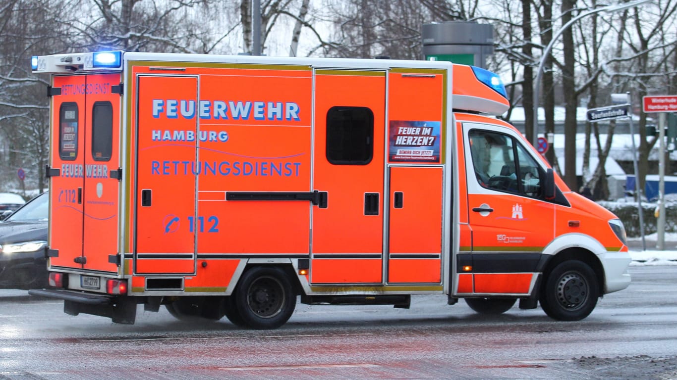 Ein Rettungswagen der Hamburger Feuerwehr im Einsatz (Symbolbild): Am Montag wurden die Rettungsleute spontan zu Geburtshelfern.