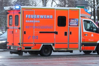 Ein Rettungswagen der Hamburger Feuerwehr im Einsatz (Symbolbild): Am Montag wurden die Rettungsleute spontan zu Geburtshelfern.