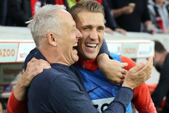 Nils Petersen (r.) und Christian Streich: Der Stürmer beendete in der vergangenen Saison seine Karriere.