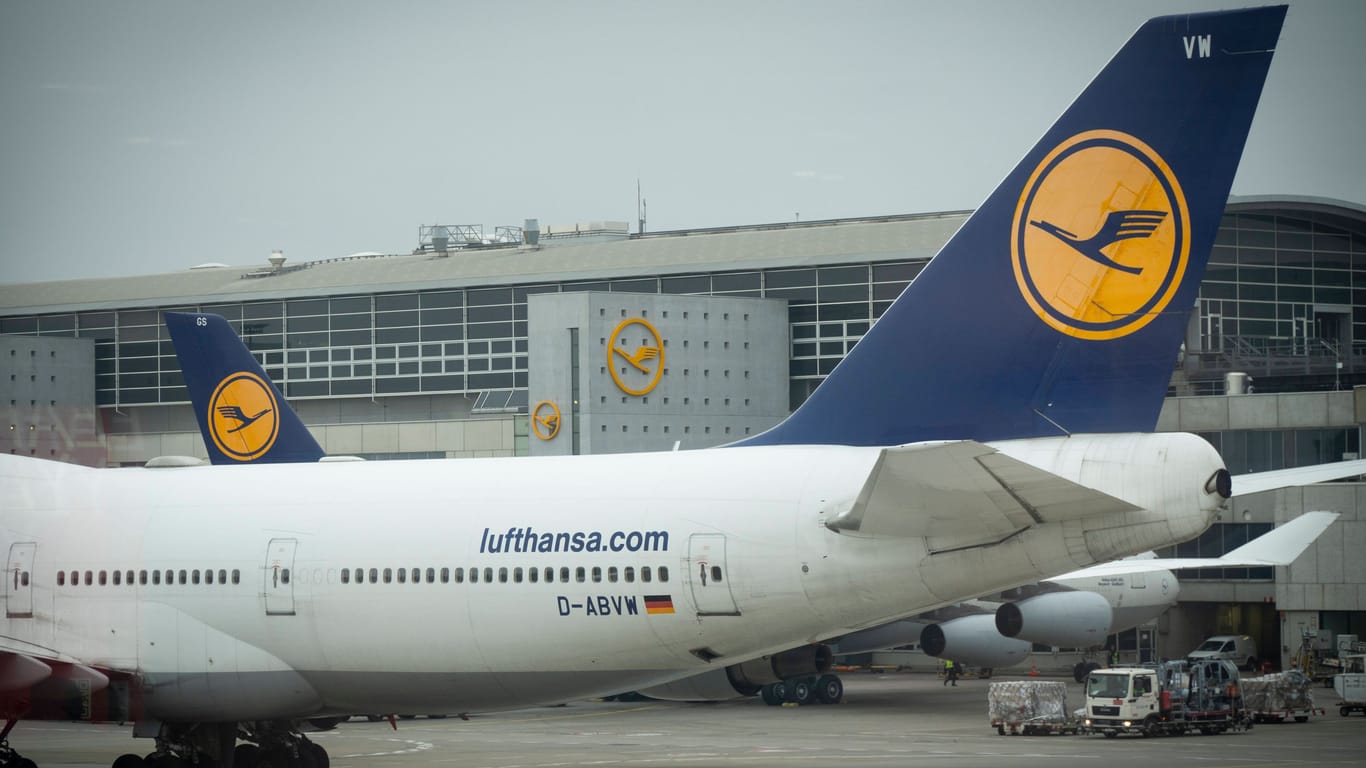 Ein Lufthansa-Flugzeug (Symbolbild): Viele Flieger bleiben heute wegen des Verdi-Streiks am Boden.