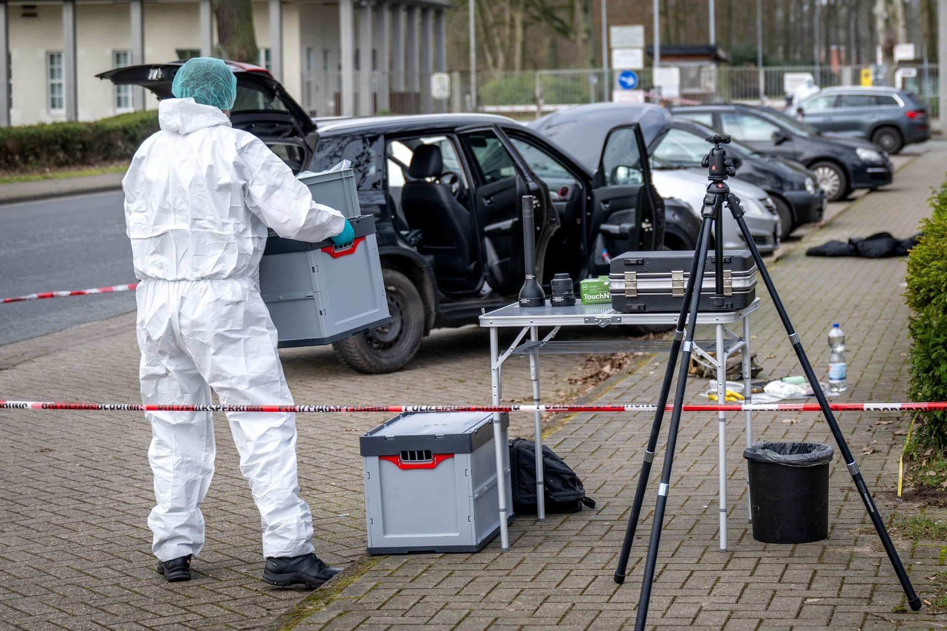 Die Spurensicherung arbeitet in der Nähe eines Autos, nachdem in Rotenburg vier Menschen getötet wurden.