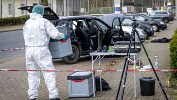 Die Spurensicherung arbeitet in der Nähe eines Autos, nachdem in Rotenburg vier Menschen getötet wurden.