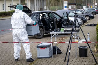 Die Spurensicherung arbeitet in der Nähe eines Autos, nachdem in Rotenburg vier Menschen getötet wurden.