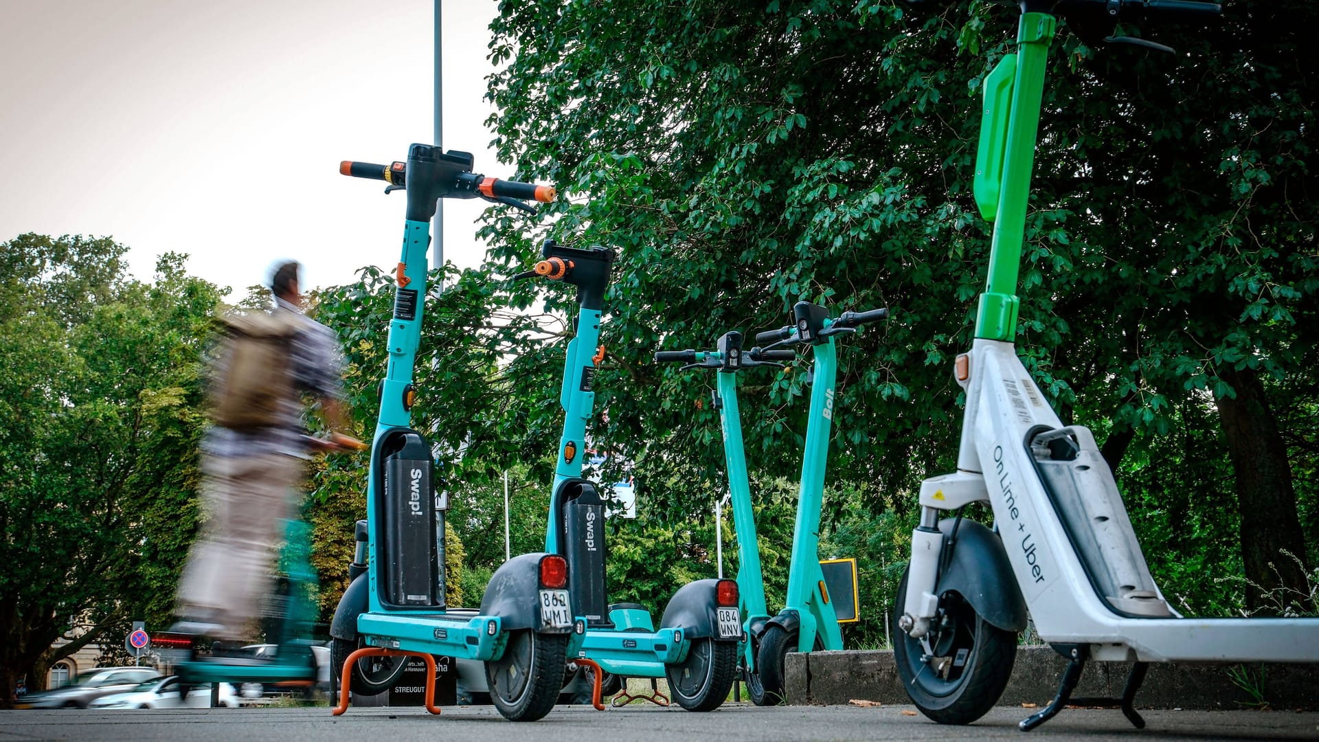 E-Scooters stehen auf einem Fußweg in Hannover (Archivbild): Bald haben die Roller in Stadtbahnen und Bussen nichts mehr zu suchen.