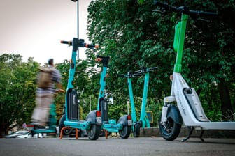 E-Scooters stehen auf einem Fußweg in Hannover (Archivbild): Bald haben die Roller in Stadtbahnen und Bussen nichts mehr zu suchen.