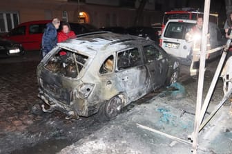 Ausgebranntes Auto in Berlin-Neukölln am 20. März 2024