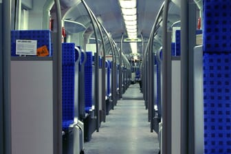Der Innenraum eines Regionalzuges (Symbolbild): In einem Zug der "Eurobahn" soll es zu einer Vergewaltigung gekommen sein.