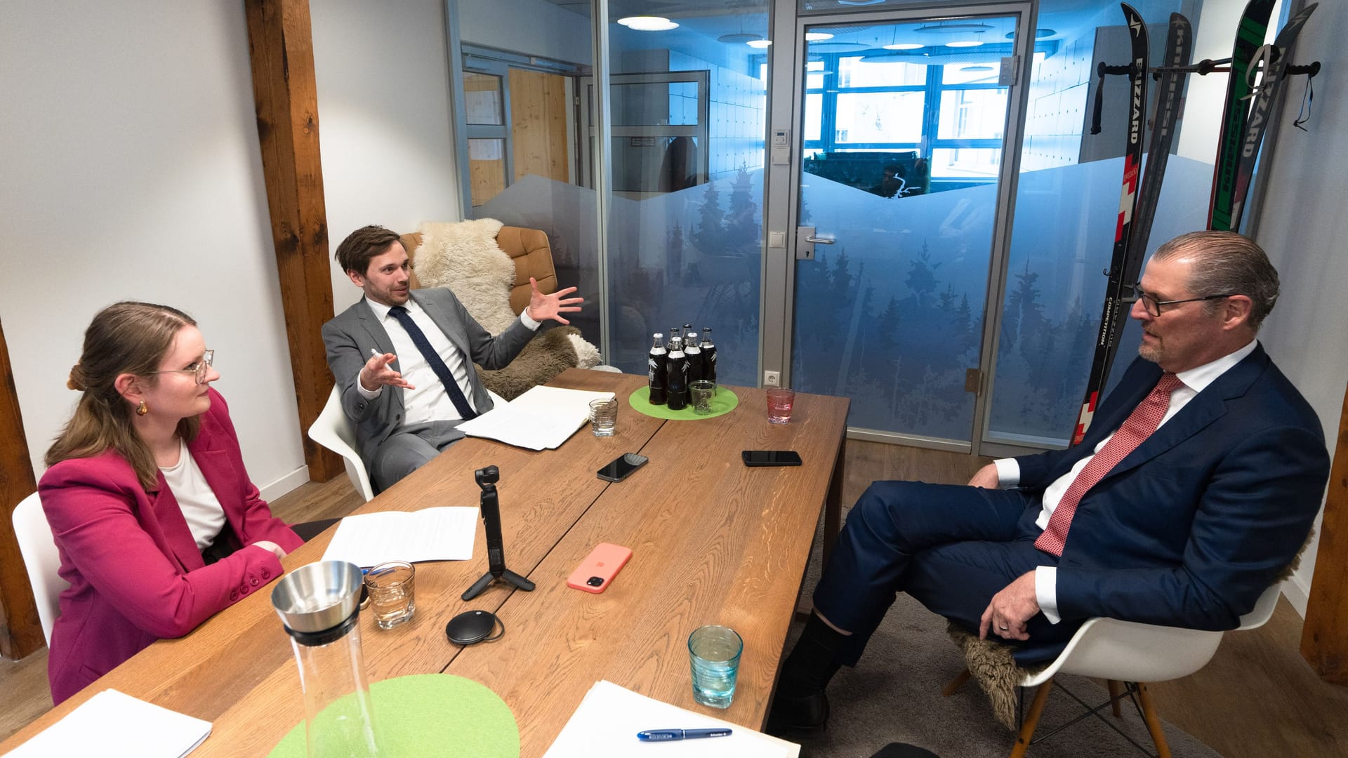 Zu Besuch in der t-online-Redaktion in Berlin: Arbeitgeberpräsident Dulger (r.) im Gespräch mit Frederike Holewik und Florian Schmidt.