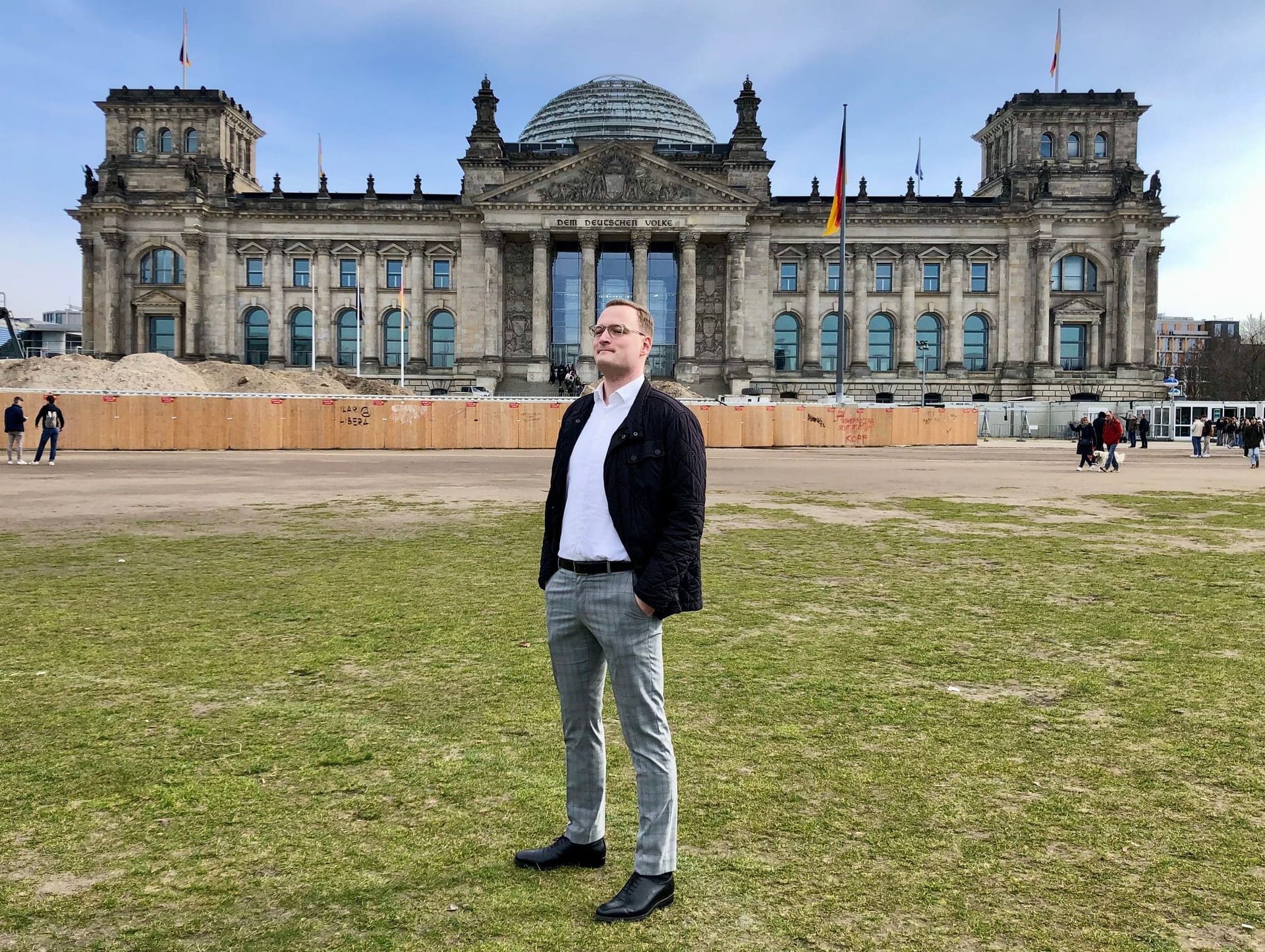 Bevor der Besuch im Büro von Jens Spahn anstand, ging es erst einmal vor das Reichstagsgebäude.