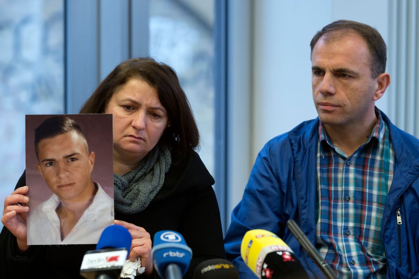 Die Eltern des ermordeten Burak Bektaş, Melek und Gülahmet Bektaş, zeigen am 11.01.2016 in Berlin während einer Pressekonferenz zum NSU-Prozess ein Foto ihres Sohnes.