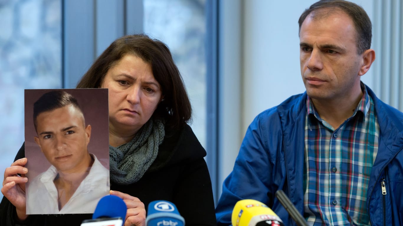 Die Eltern des ermordeten Burak Bektaş, Melek und Gülahmet Bektaş, zeigen am 11.01.2016 in Berlin während einer Pressekonferenz zum NSU-Prozess ein Foto ihres Sohnes.
