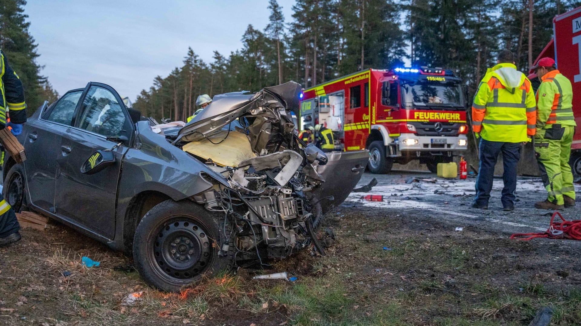 Crash im Nürnberger Land: Der 78-Jährige starb noch an der Unfallstelle bei Winkelhaid. Crash im Nürnberger Land: Der 78-Jährige starb noch an der Unfallstelle bei Winkelhaid.