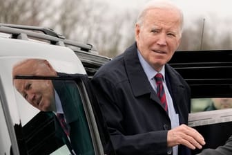 Joe Biden steigt aus seinem Fahrzeug (Archivbild): Bei den Vorwahlen am Super Tuesday zeigten sich viele Wähler unentschlossen.