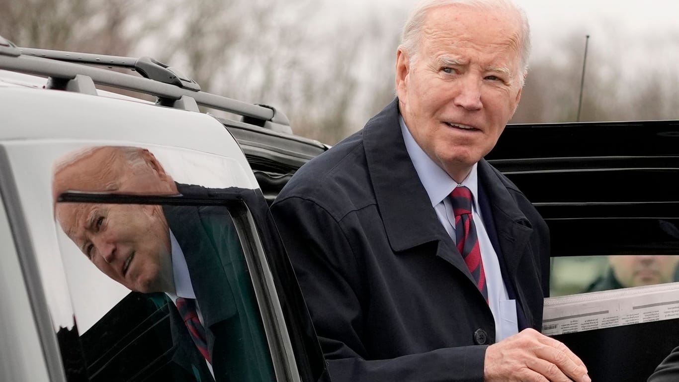 Joe Biden steigt aus seinem Fahrzeug (Archivbild): Bei den Vorwahlen am Super Tuesday zeigten sich viele Wähler unentschlossen.