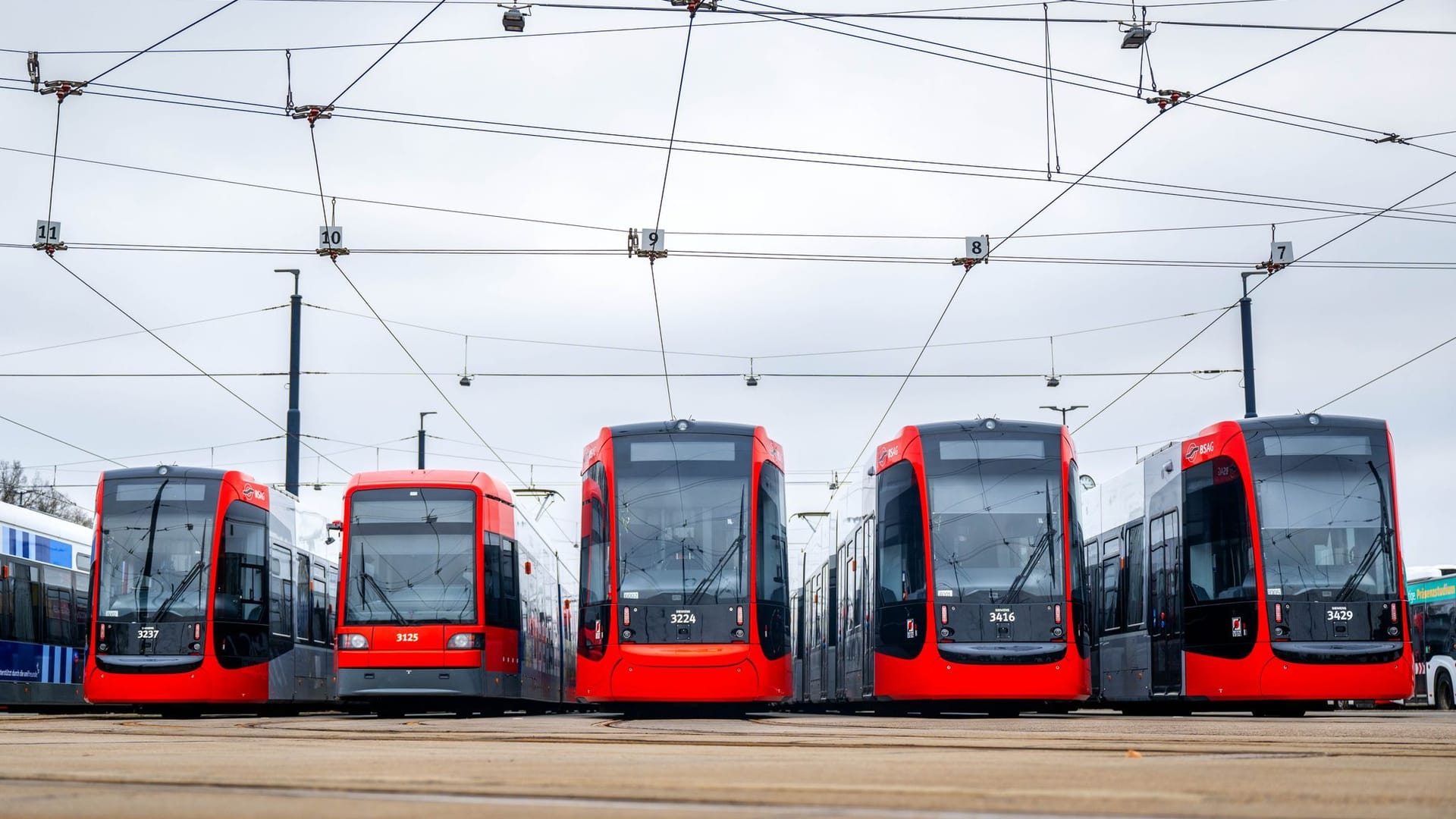 Straßenbahnen stehen auf dem Betriebshof der Bremer Straßenbahn AG (BSAG): Die BSAG-Beschäftigten haben am Dienstagmorgen die Arbeit niedergelegt.