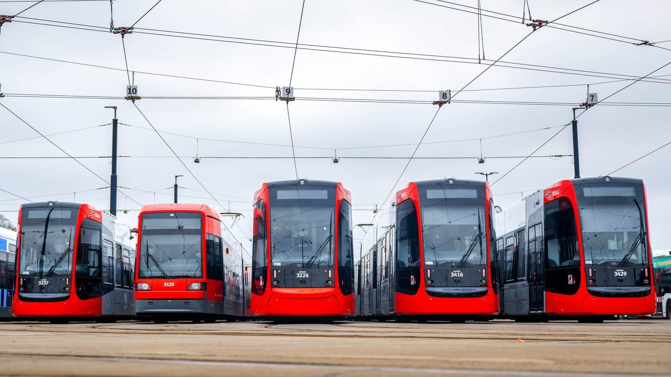 Straßenbahnen stehen auf dem Betriebshof der Bremer Straßenbahn AG (BSAG): Die BSAG-Beschäftigten haben am Dienstagmorgen die Arbeit niedergelegt.