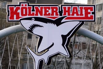 Das Logo der Kölner Haie an der Lanxessarena: Der Verein hat einen neuen Rekord aufgestellt.