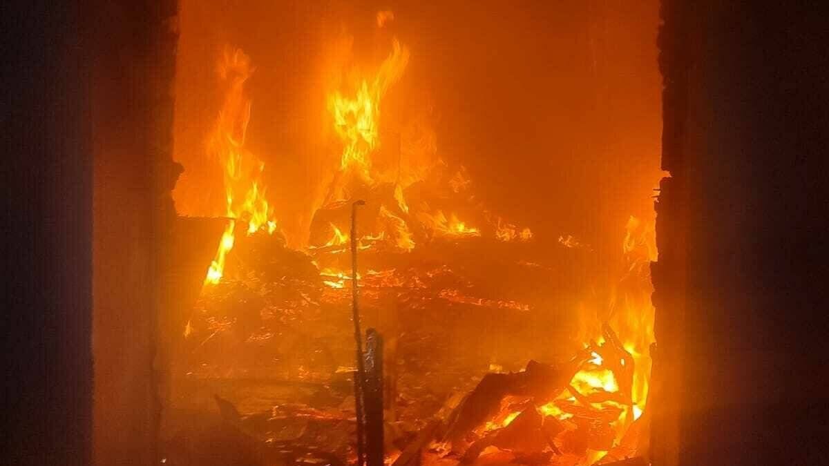 Brand im Altenheim: Vier Menschen starben, Bewohner mussten durch Fenster gerettet werden.