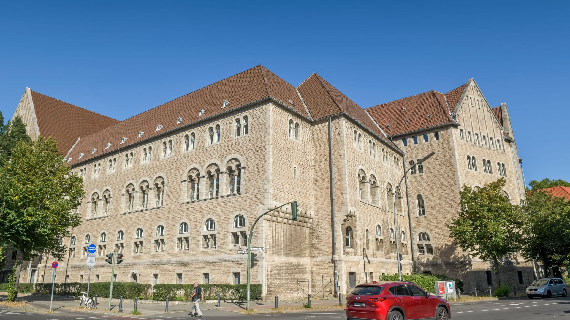 Berliner Landgericht (Archivfoto): Hier hat der Prozess gegen eine Bande hinter einer angeblichen "Wunderheilerin" begonnen.