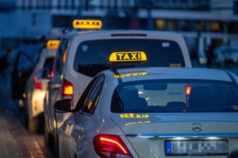 Taxis stehen am Hauptbahnhof (Archivbild): Für Taxifahrten in Berlin soll es bald Neuerungen geben.
